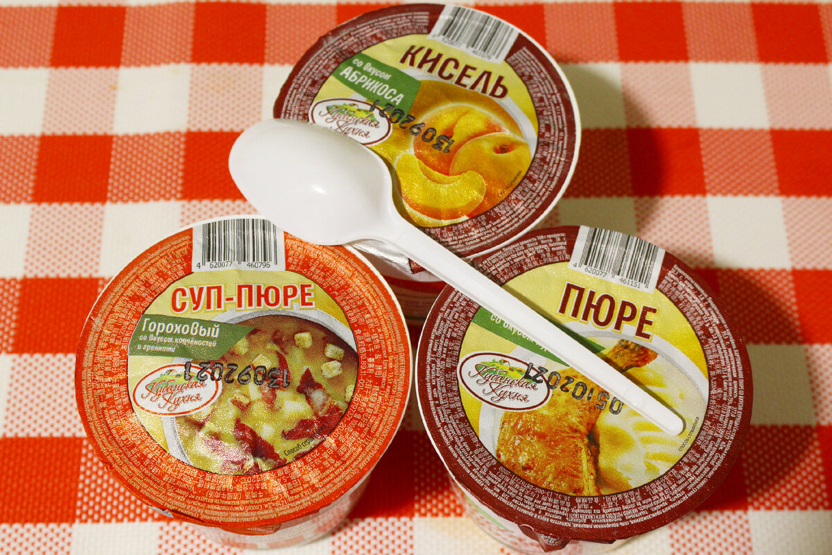 Комплексный обед из трех блюд в коробке за 140 рублей. Показываю что он ...