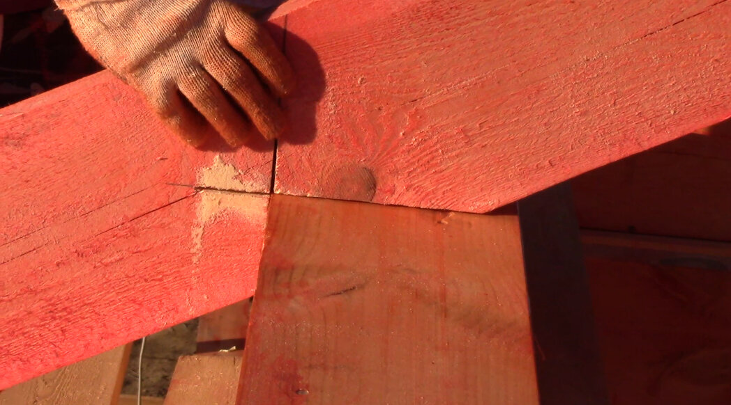 Точное запил, для надежного размещения стропил крыши