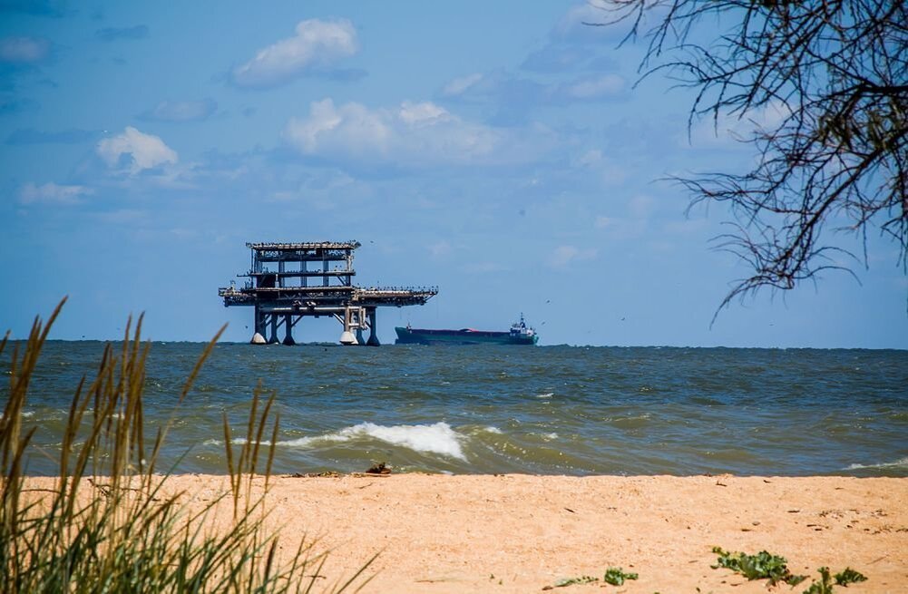 Нефтедобывающая платформа в Азовском море. Источник: s2.fotokto.ru