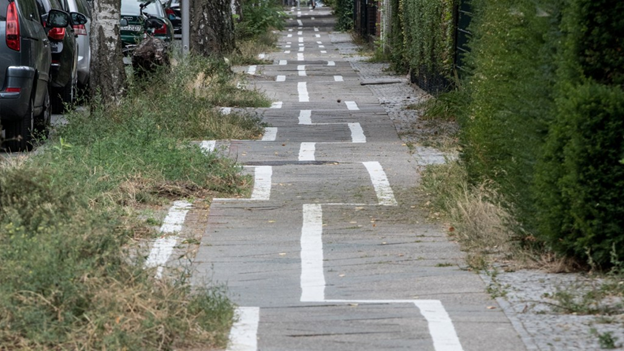 Одна из самых знаменитых велосипедных дорожек Берлина находится на Leo-Baeck-Straße. Славится, разумеется, своей кривизной, но коммунальщики утверждают, что так вышло случайно.