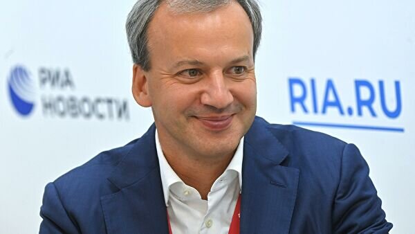   Председатель фонда "Сколково" Аркадий Дворкович во время интервью на стенде Международного информационного агентства (МИА) "Россия сегодня" на VI Восточном экономическом форуме во Владивостоке© РИА Новости / Евгений Одиноков