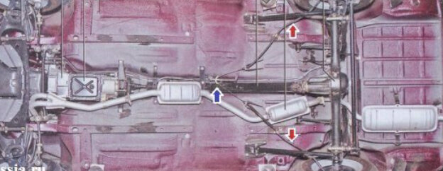 Хотя если брать во внимание ещё малый трос (Его регулировать не надо он только заменяется на новый), то можно по сути считать уже что троса два, так как малый трос подсоединяется самому ручники и после этого он выходит под днище автомобиля, а уже под днищем в работу вступает основной трос который на фото выше указан красными стрелками!