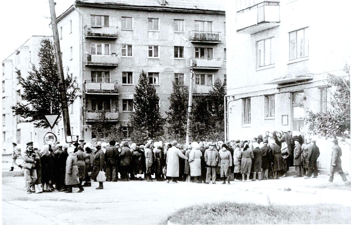 Очереди – один из главных признаков дефицитных 90-х. На фото очередь к социальному магазину – филиалу магазина бытовой техники "Эльдорадо" на улице Карла Маркса, 2. Люди ждут, когда смогут по талонам получить новую технику