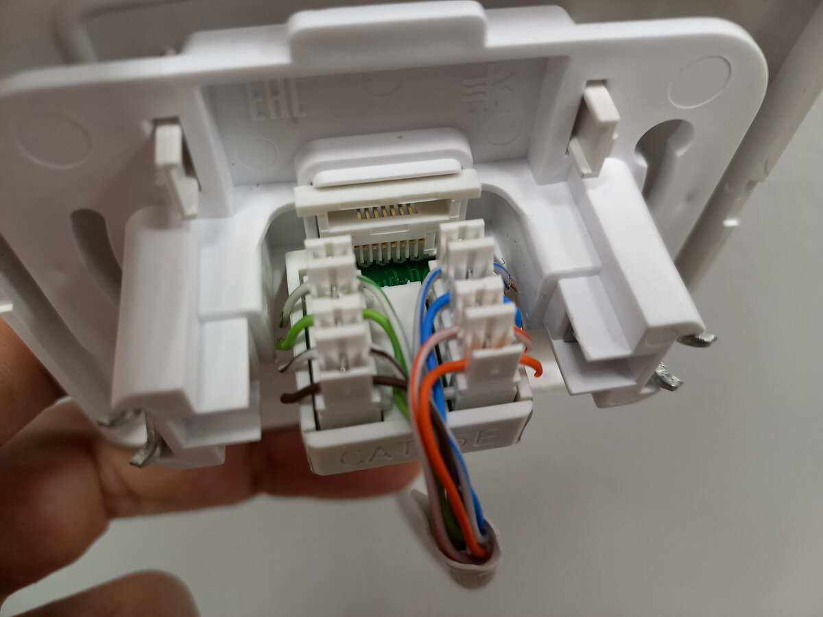 Розетка rj45 скрытая установка. Розетка компьютерная rj45 Уго. Проходная розетка rj45. Розетка RJ 45 IEK.