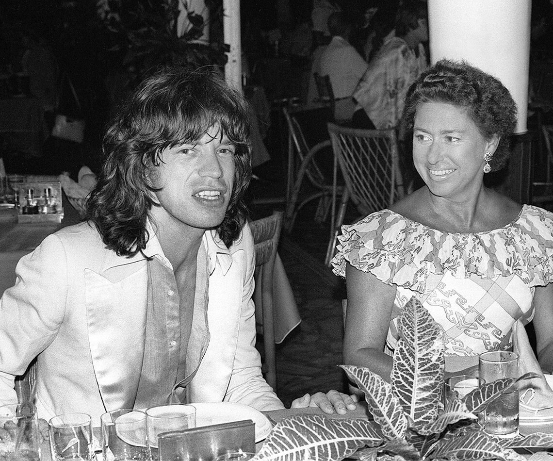 Мик Джаггер на королевском приёме весь в белом. Почти весь