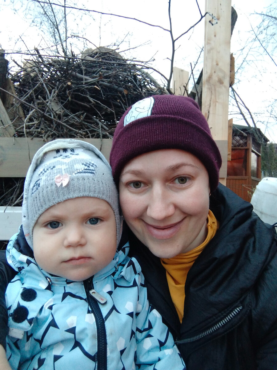 С моадшей дочей.