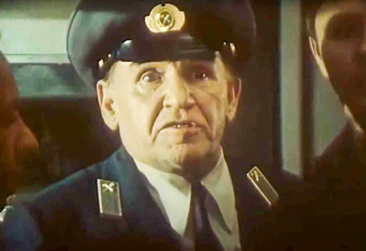 Кадр из фильма "Мы нижеподписавшиеся". Николай Парфёнов в роли проводника поезда