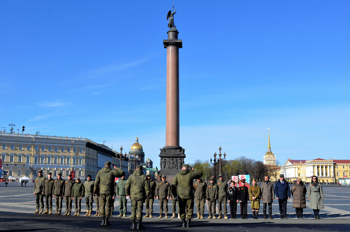 Пожалуй одна из волнительных частей Парада, награждение!  Церемония прошла перед парадом, и вся Дворцовая площадь была в нашем распоряжении. Для детей это стало незабываемым событием! для большинства из них эта медаль стала первой от Министерства Обороны за участие в параде.