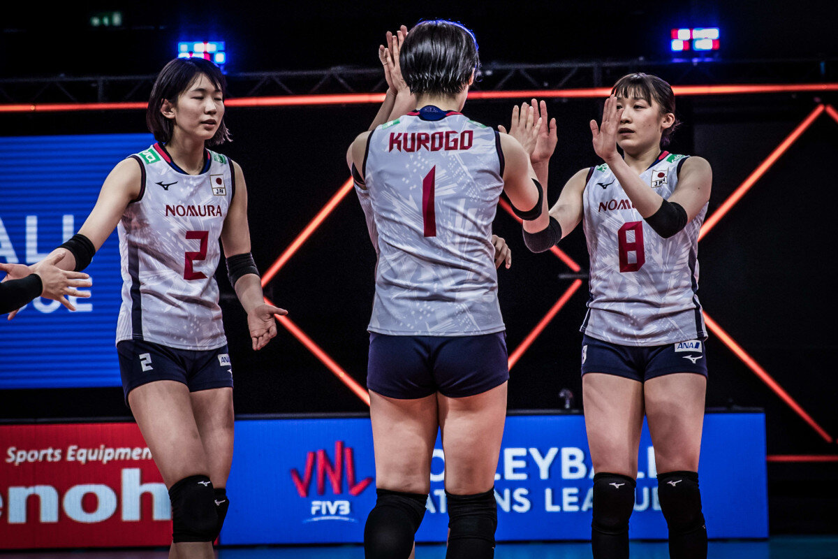 Сарина Кога (№ 2) и Маю Исикава (№ 8) - лидеры атак сборной Японии