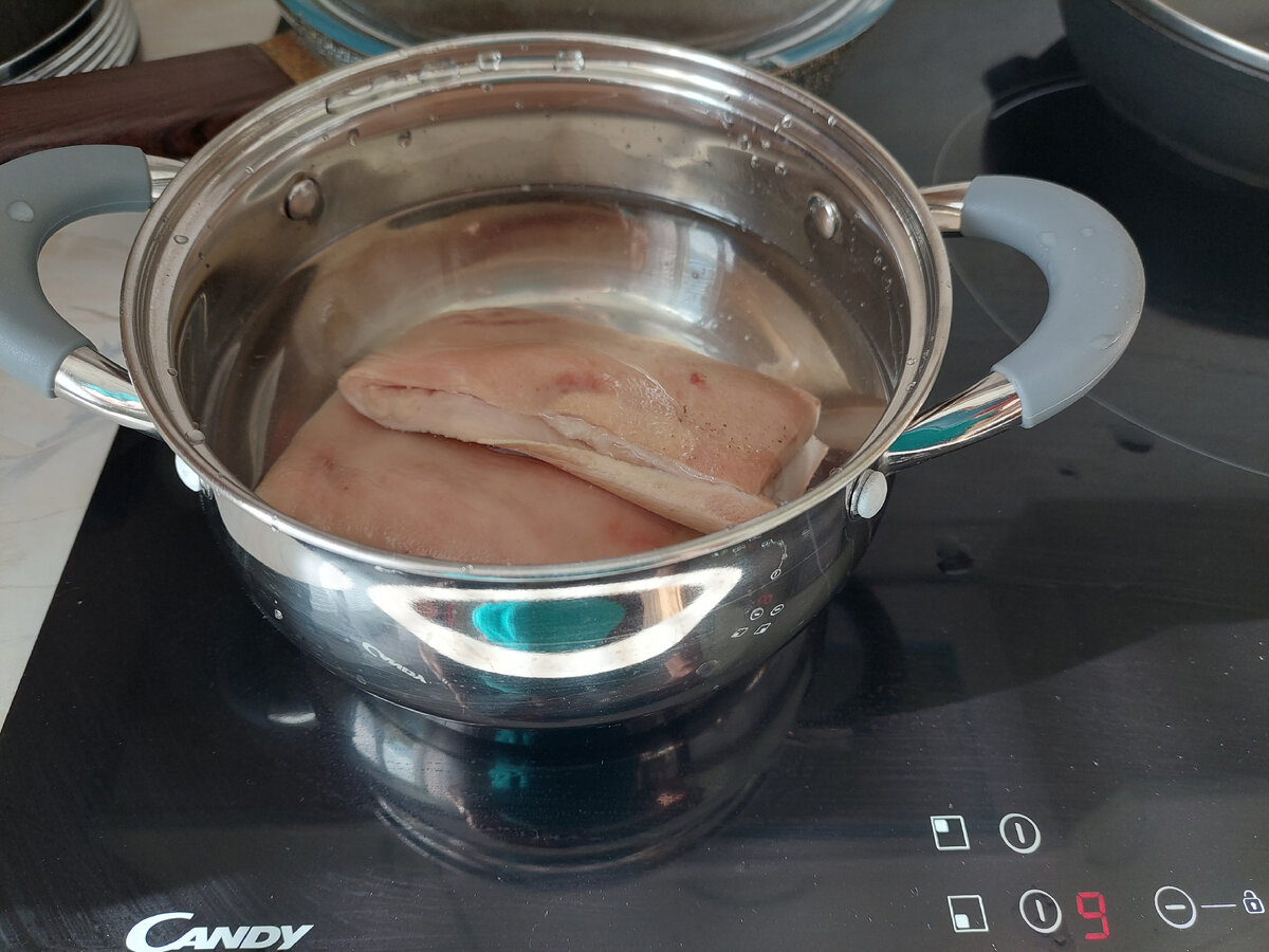 свиные шкурки в кастрюльке для отваривания