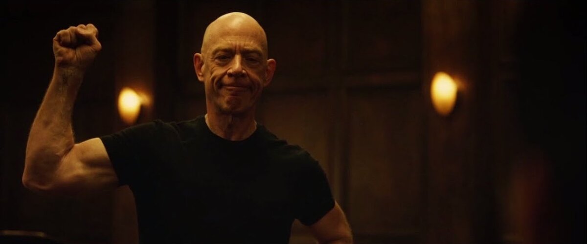 Большую часть фильма руководитель и в то же время музыкальный садист Теренс Флетчер выглядит совсем по-другому)