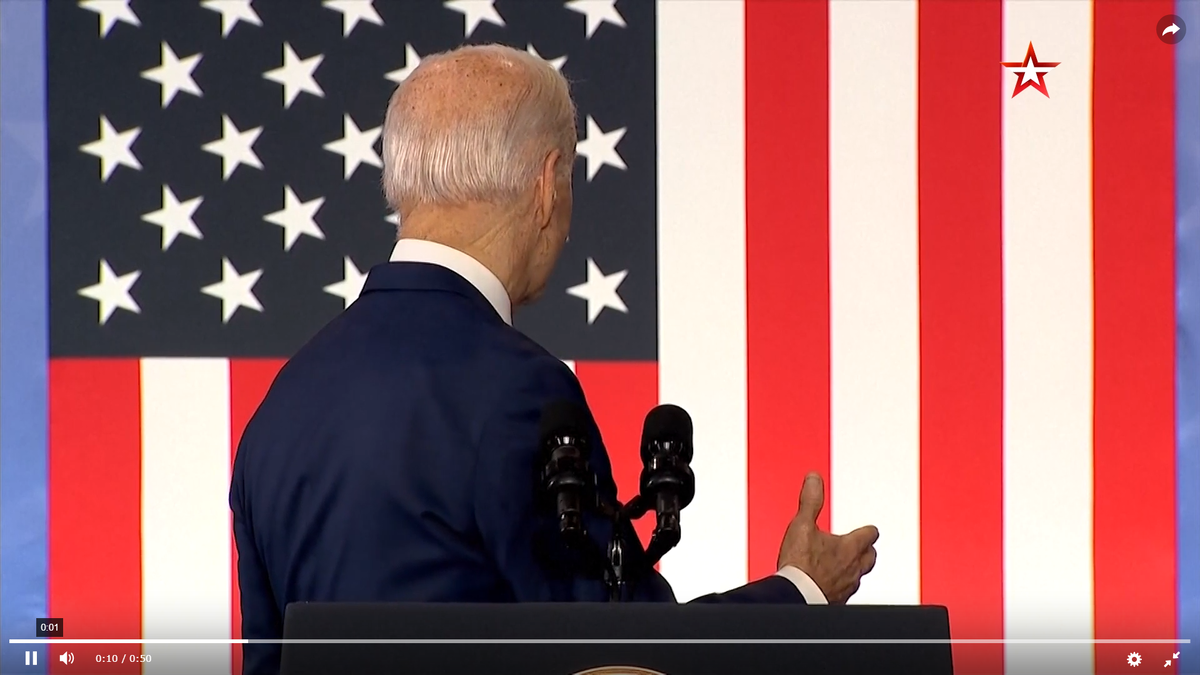  СКРИНШОТ ВЫСТУПЛЕНИЯ ПРЕЗИДЕНТА США БАЙДЕНА Д. А С КЕМ ОН ЗДОРОВАЕТСЯ С ПУСТОТОЙ, А МОЖЕТ С ПРИЗРАКАМИ?