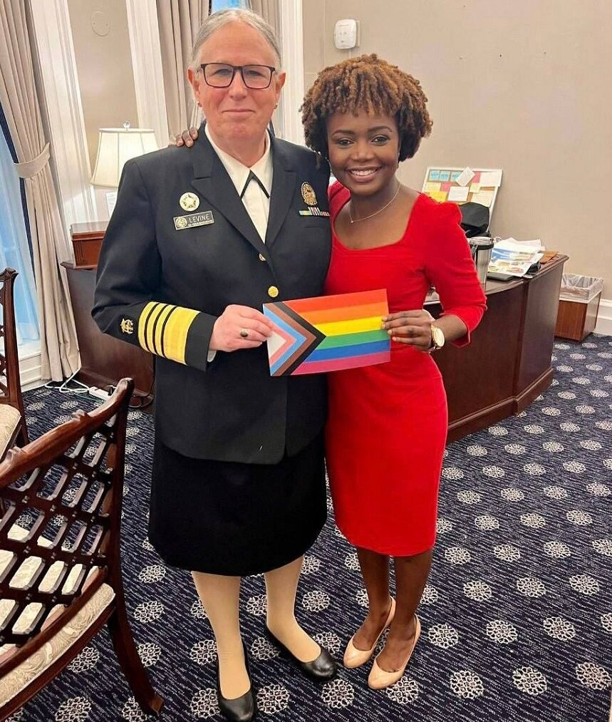  Транс-женщина адмирал Рейчел (Ричард) Левин и пресс-секретарь лесбиянка Карин Жан-Пьер