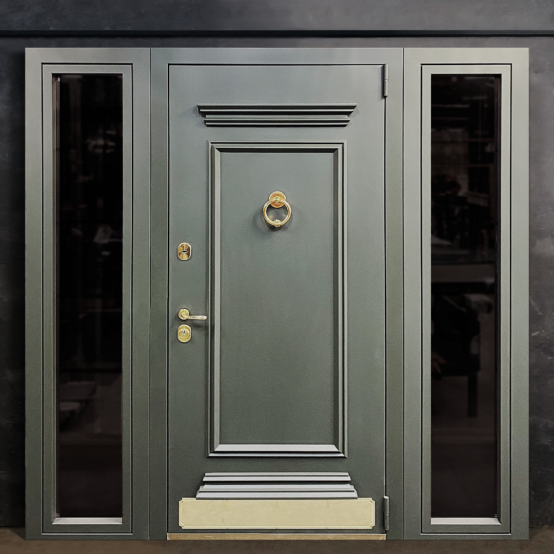 Дверь с металлической внешней панелью в оттенке Ral 6001. Стоимость такой двери - от 556 000 рублей.