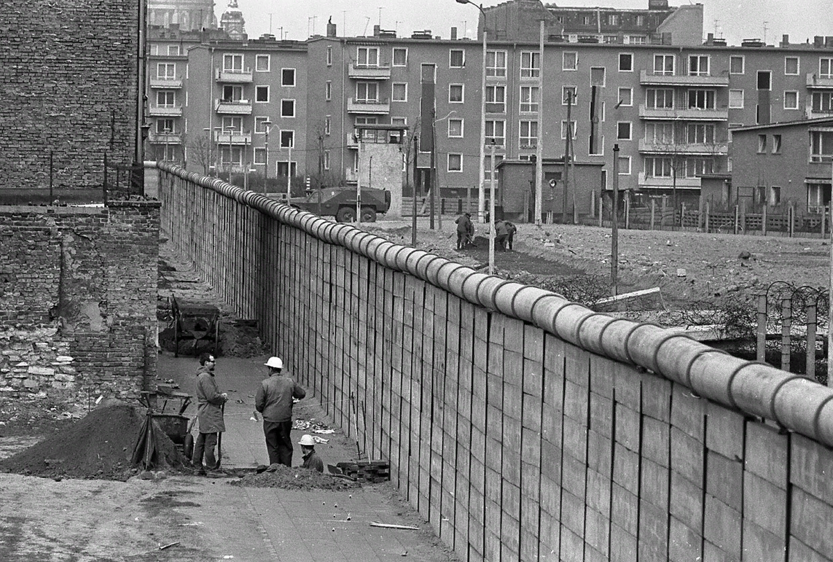 Германская стена. Берлинская стена 1961. ГДР И ФРГ стена. Берлинская стена Западный и Восточный Берлин. Берлинская стена ГДР И ФРГ.