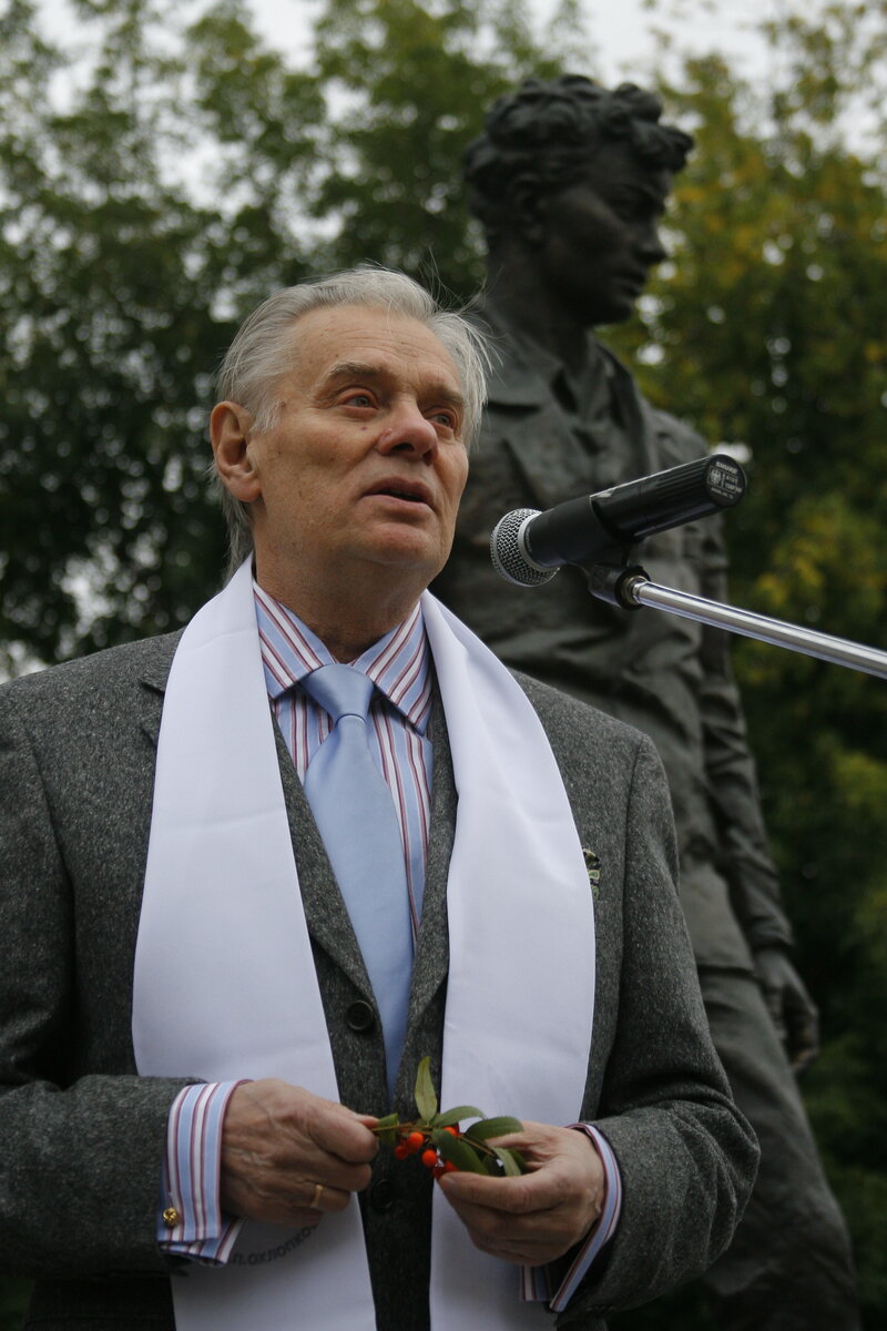 2007 г. Иркутск. Памятник А.Вампилову у театра им. Н.Охлопкова. В.Андреев на открытии Вампиловского фестиваля 