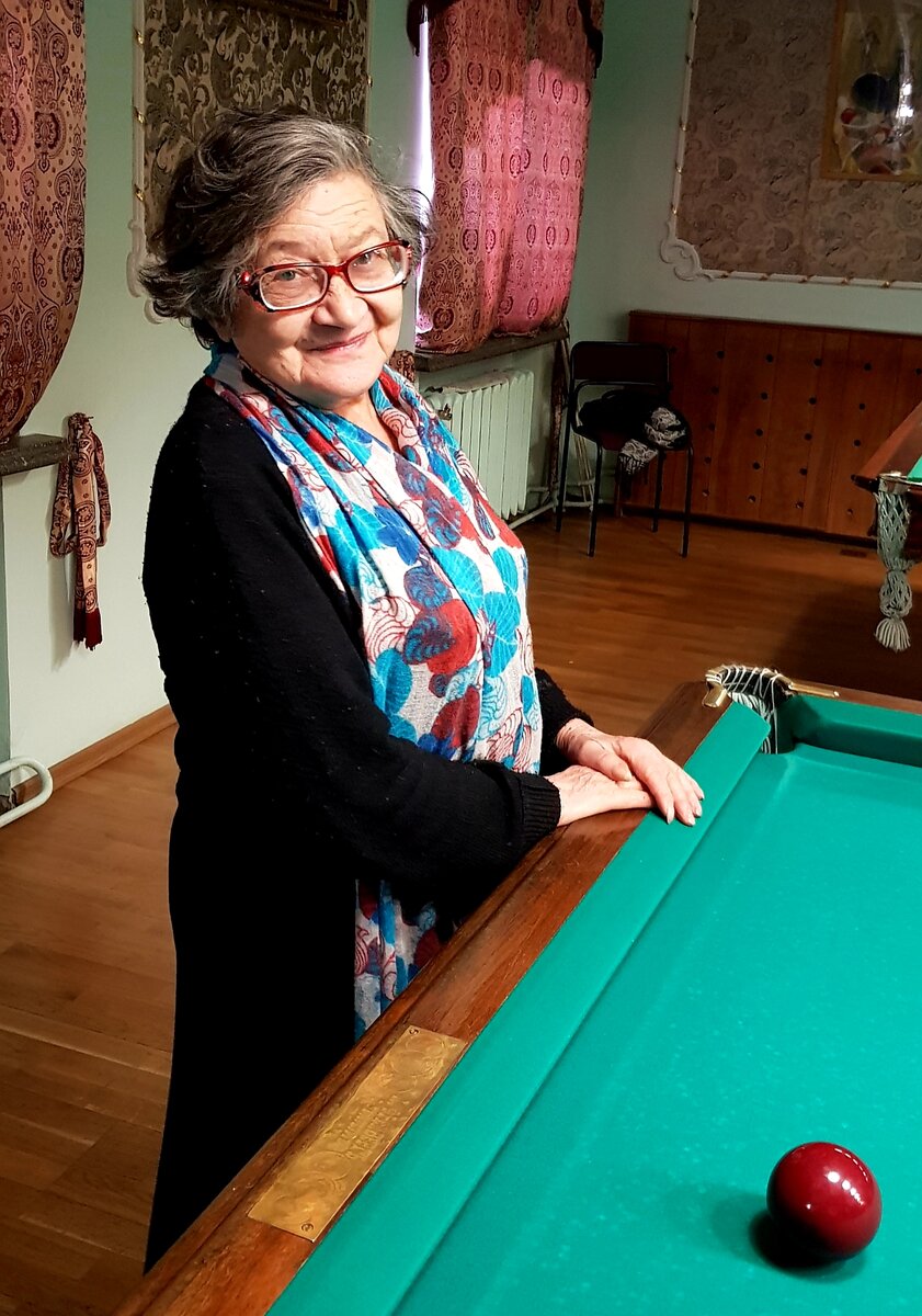 Бильярдный зал в доме Учёных. Марина Марковна стоит рядом с уникальным столом, которому уже больше двухсот лет. Фотография автора статьи. 