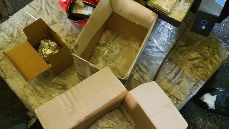     В Татарстане управление ФСБ России пресекли канал сбыта наркотиков. Двух жителей Бугульмы 1999 и 2000 годов рождения посадили в тюрьму на 9 лет. Подробности сообщили в пресс-службе ведомства.