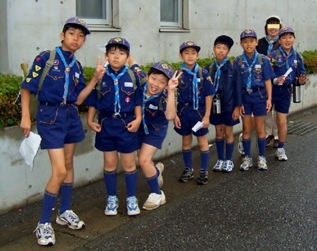 Short club. Японские мальчики в шортах. Скауты Японии. Девочек-скаутов Япония. Азиатские мальчики в шортах и гольфах.