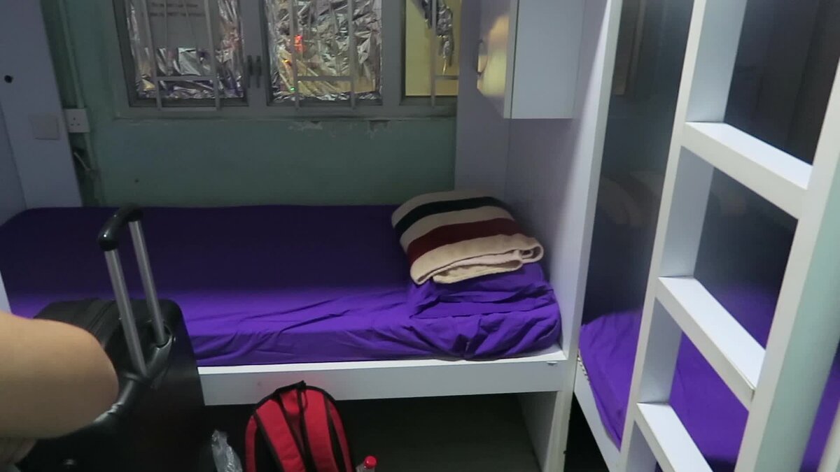 Первый хостел где я остановился. Я буквально стою у стенки, поэтому в камеру больше ничего не помещается.