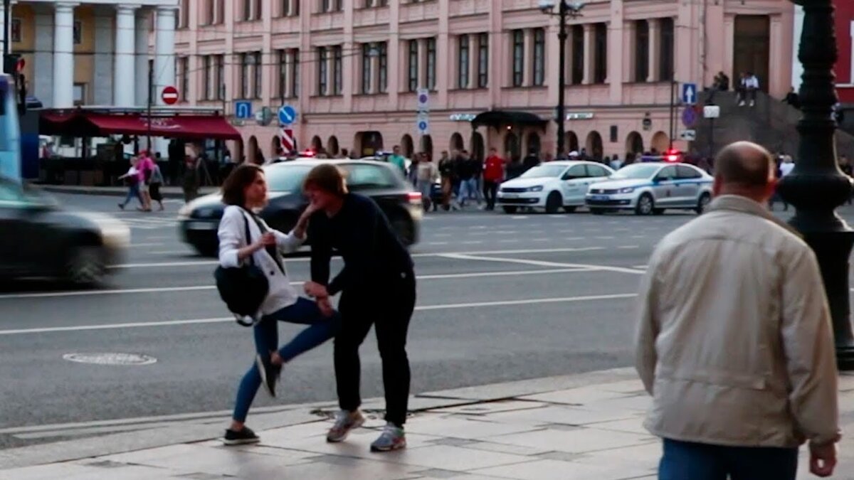 Мускулистая деваха бьет мужика по яйцам и всячески унижает