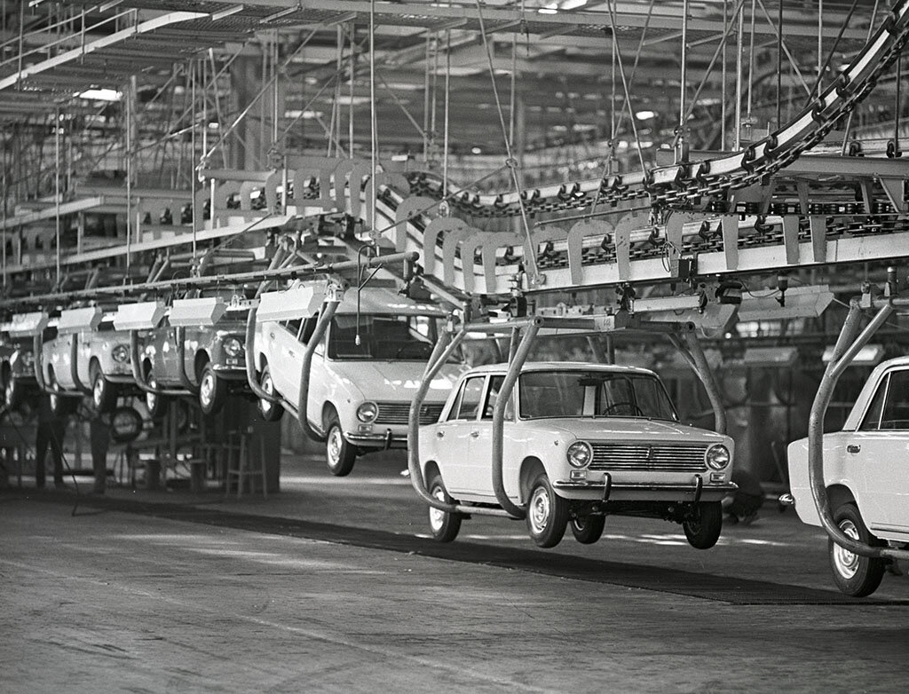ВАЗ-2101 стал реально массовым, ВАЗ перекрыл по массовости выпуска все остальные автозаводы СССР, выпускавшие малолитражные автомобили.