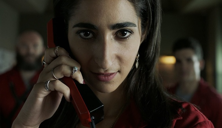 Рейтинг IMDb — 8,4 
«Бумажный дом» мы рекомендуем посмотреть тем, кто еще этого не сделал. Именно эта киноистория, как мы и упоминали выше, стала самым популярным неанглоязычным проектом Netflix. События здесь развиваются настолько стремительно, что не отпускают до самого финала. Если вы еще не смотрели историю об амбициозных и харизматичных грабителях, решивших опустошить Королевский монетный двор в Мадриде, то вам повезло. Мы не прочь стереть себе память, чтобы еще раз узнать все детали этой безумной истории.