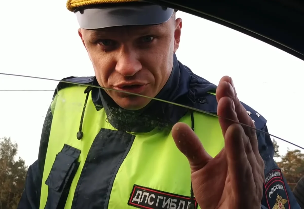 Инспектор ГИБДД активно жестикулирует и ведет себя нагло. Источник: Яндекс Картинки
