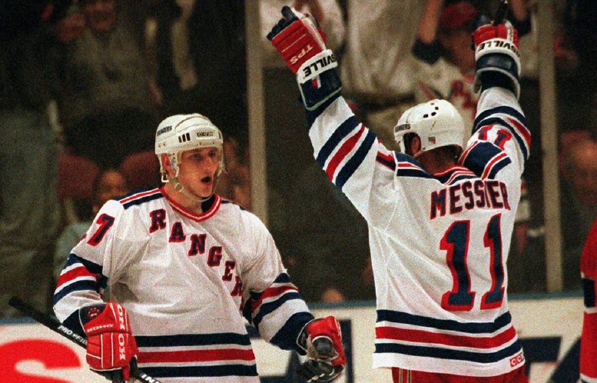 Алексей Ковалев выигрывает Кубок Стэнли с легендарным Марком Мессье. Нью-Йорк Рейнджерс.
