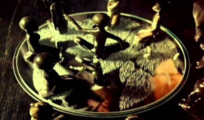 Десять негритят отправились обедать, один поперхнулся, их осталось девять...