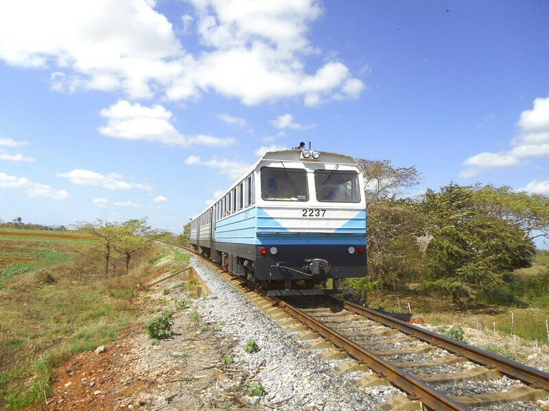 Автомотриса СВ10+ВС5+СВ10 на Кубе