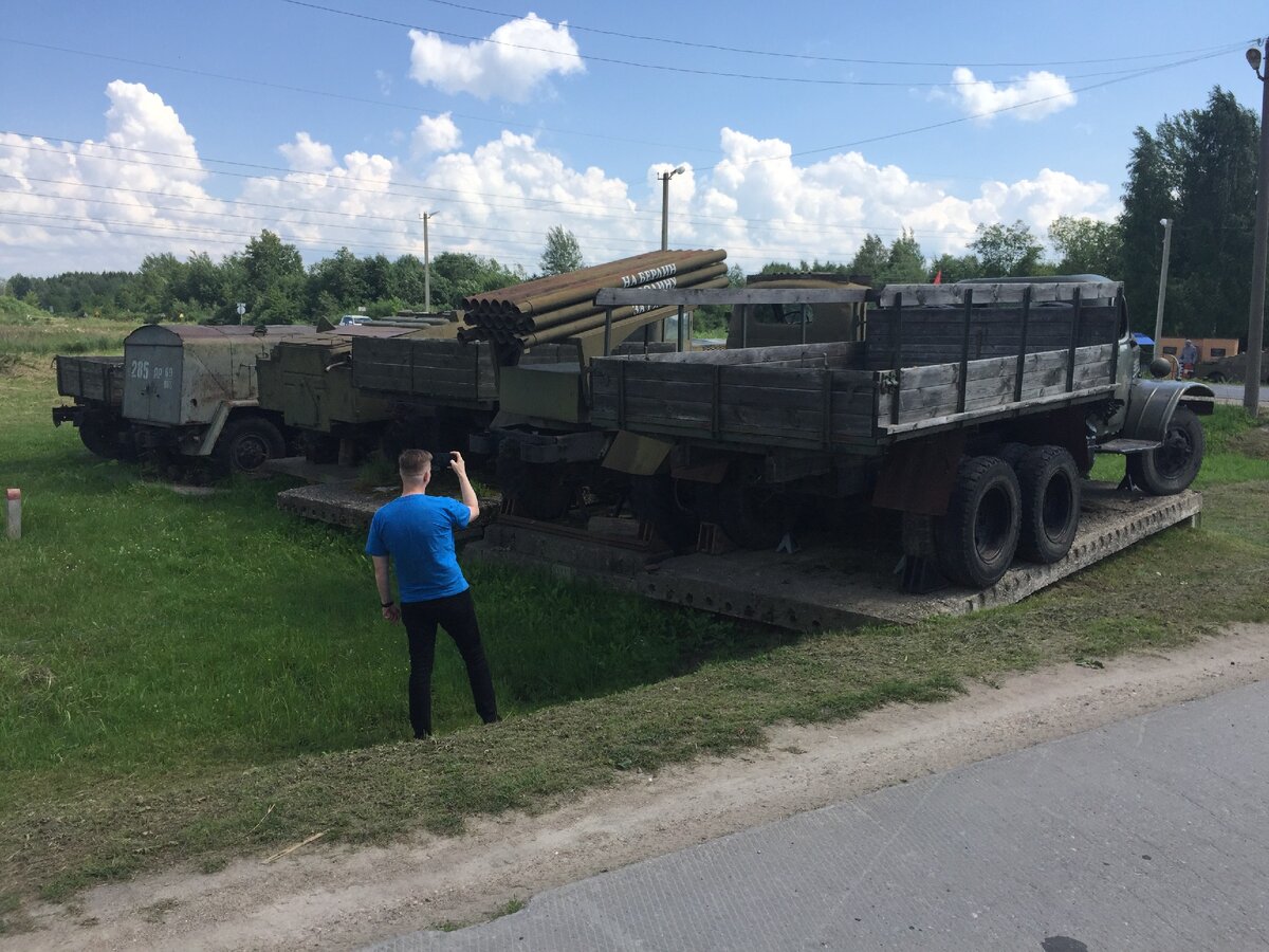Выставка автомобилей при въезде в город