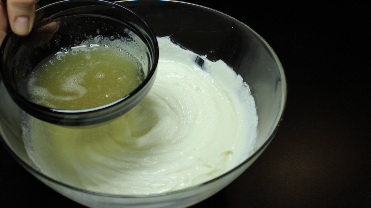 Заливка желе. Желейный торт «битое стекло» со сметаной. Торт с желе. Желе с фруктами. Заливной торт с фруктами.