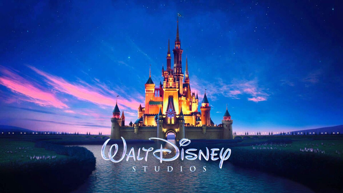 Ни для кого не секрет, что все мультфильмы студии Walt Disney Pictures мгновенно становятся классикой анимации на долгие годы вперед. В них легко сочетается прекрасный, понятный и взрослым, и детям юмор, доброта, мораль и чудесные запоминающиеся песни. В этих придуманных и мастерски прорисованных, мирах царит только лишь добро и дружба, а если и существуют злодеи, то им ни за что не суждено одержать победу. Многие диснеевские фильмы любимы не только детьми, но и взрослыми, ведь поколения современных родителей сами выросли на этих добрых сказках.