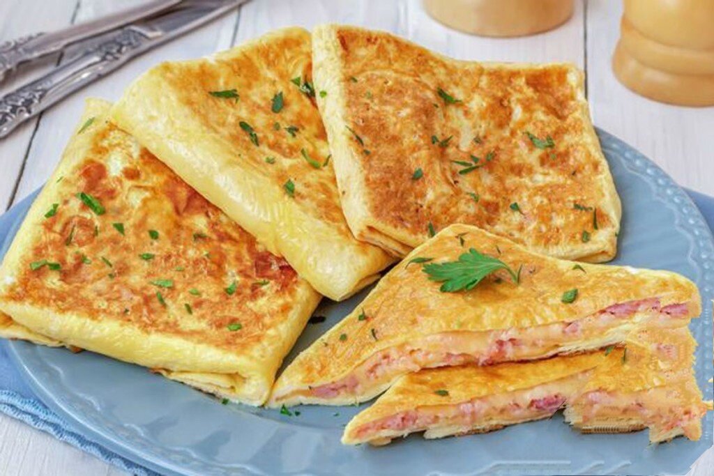 Яичные конвертировать с сыром и ветчиной