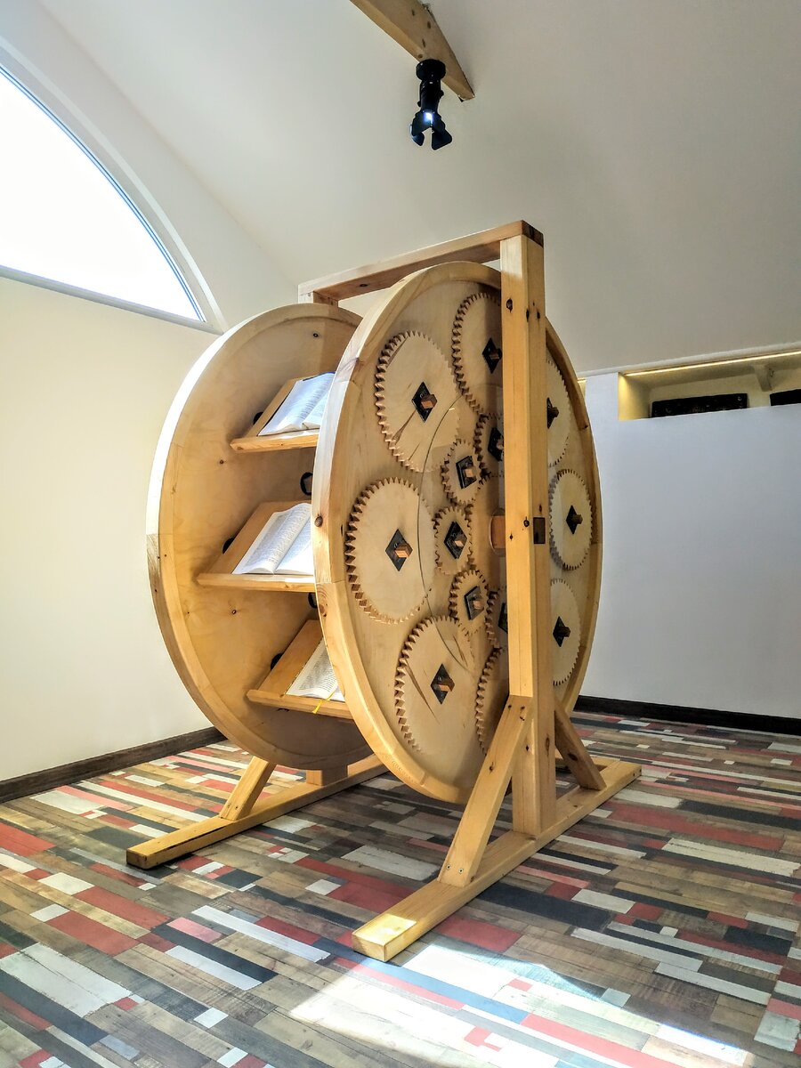 Книжное колесо в Музее языков мира в посёлке Зеленогорье (Алушта) / Фото музея