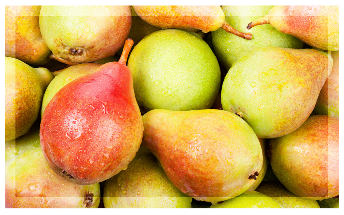 Будущий пирог с грушами и корицей