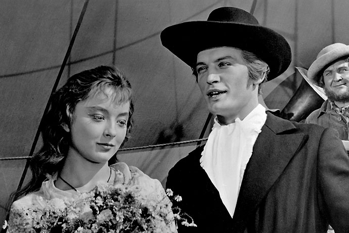 Еще одна экранизация, но на этот раз не француза, а русского писателя Александра Грина. Роман «Алые паруса», несомненно, является одной из самых романтичных творений прозаика, а одноименный фильм мастера сказочного жанра Александра Птушко – одной из лучших экранизаций этого литературного шедевра. Анастасия Вертинская в роли мечтательницы Ассоль – стопроцентное попадание. Не подкачал и Василий Лановой: его капитан Грей – просто ожившая девичья мечта. Именно такого моряка-принца надеется однажды встретить любая девушка.