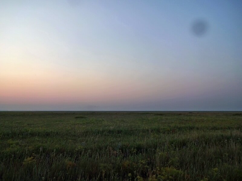 Обычное поле возле трассы, но наметанный глаз сразу увидит две домовые ямы, третья домовая яма на фото присутствует, но она не столь явно заметна.