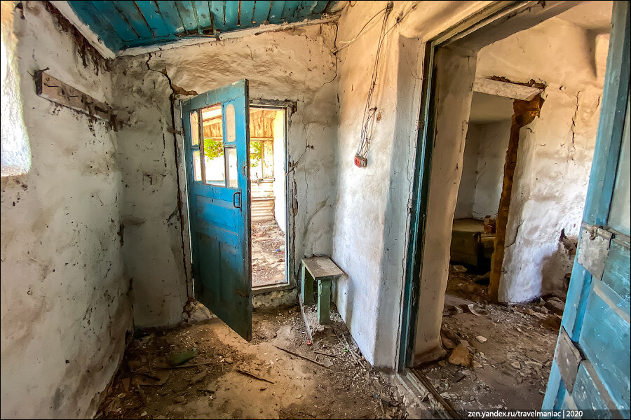Нашел в Крыму дом, который за 10 лет не смогли продать даже за 100 тысяч рублей. Съездил на просмотр и показываю