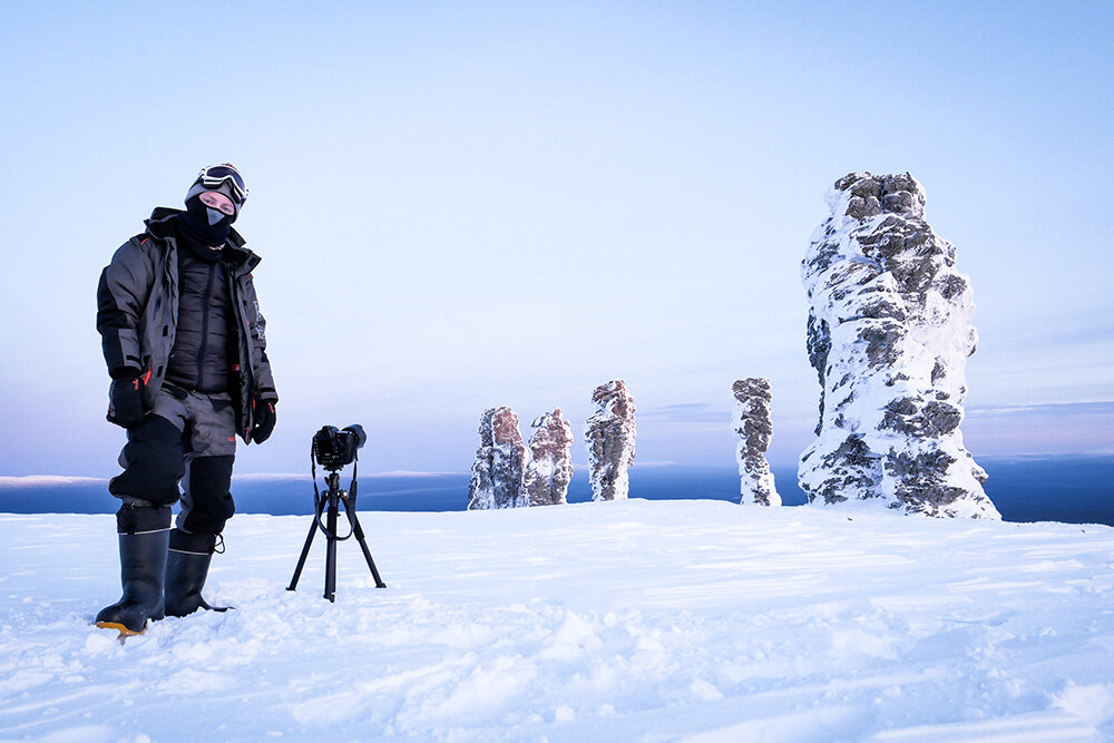 Свою необычную форму столбы приобрели под воздействием ветра, воды и солнца. Фото сделано с такого ракурса, что столбы могут показаться маленькими, но на самом деле они огромные: высота самого высокого — почти 50 метров, как 17-этажный дом