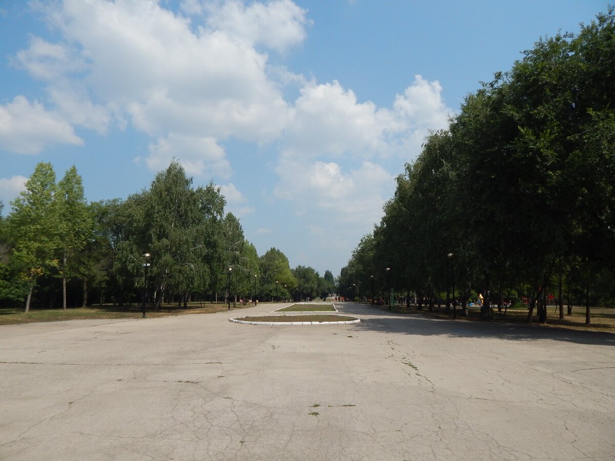 Центральная аллея парка Молодёжный.