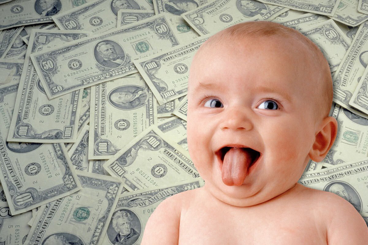 Первый ребенок в 2024 году родился. Дети и деньги. Детки с деньгами. Младенец с деньгами. Новорожденный деньги.