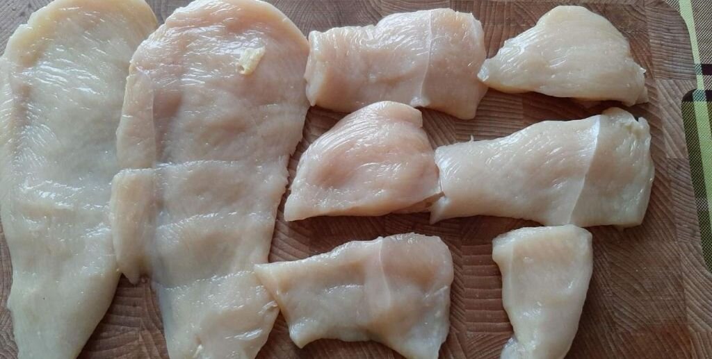 Куриное филе разрезаем на плоские ,тонкие кусочки