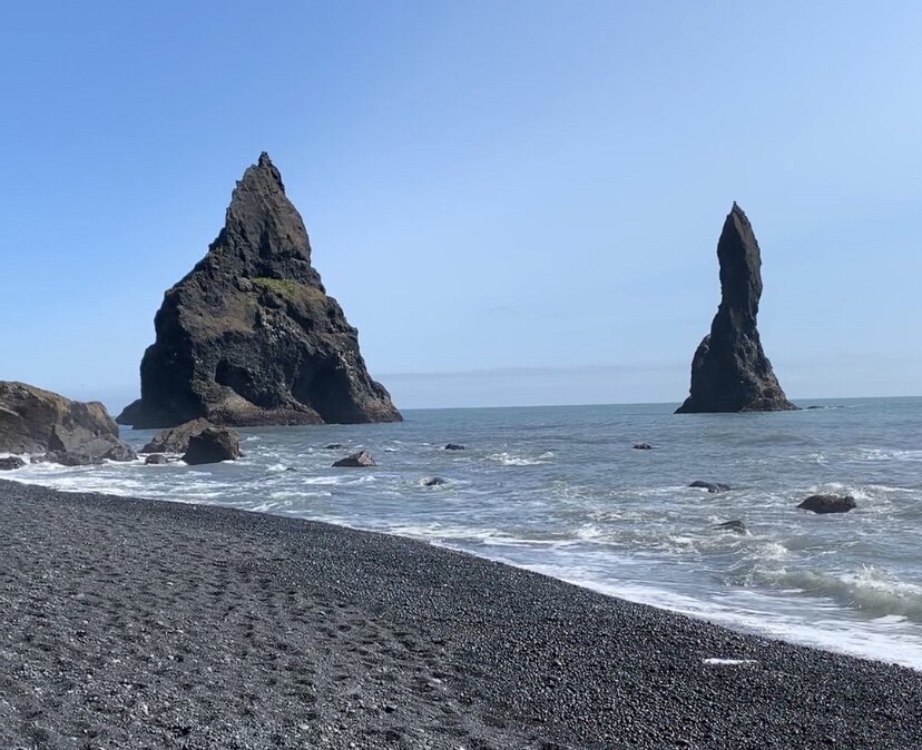 Черный пляж и скалы троллей, Исландия. Фото автора.