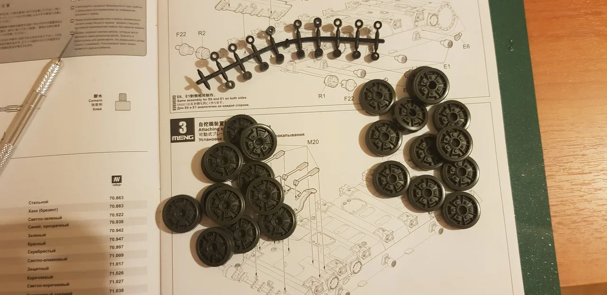 Собирается все просто-для удобства я разложил их в две кучки. Слева-со шипами, справа-с углублениями.