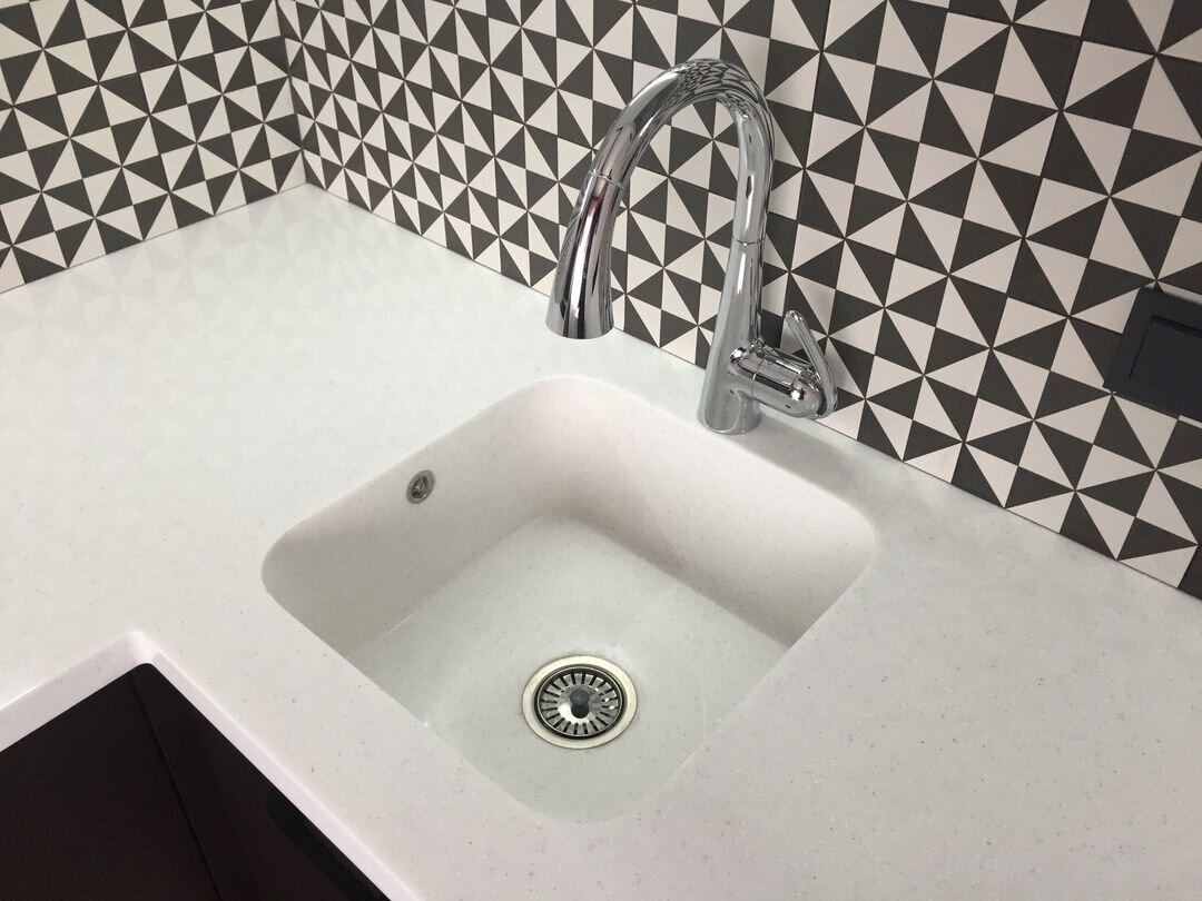 Наличие посудомойки не ограничивает в выборе мойки!)