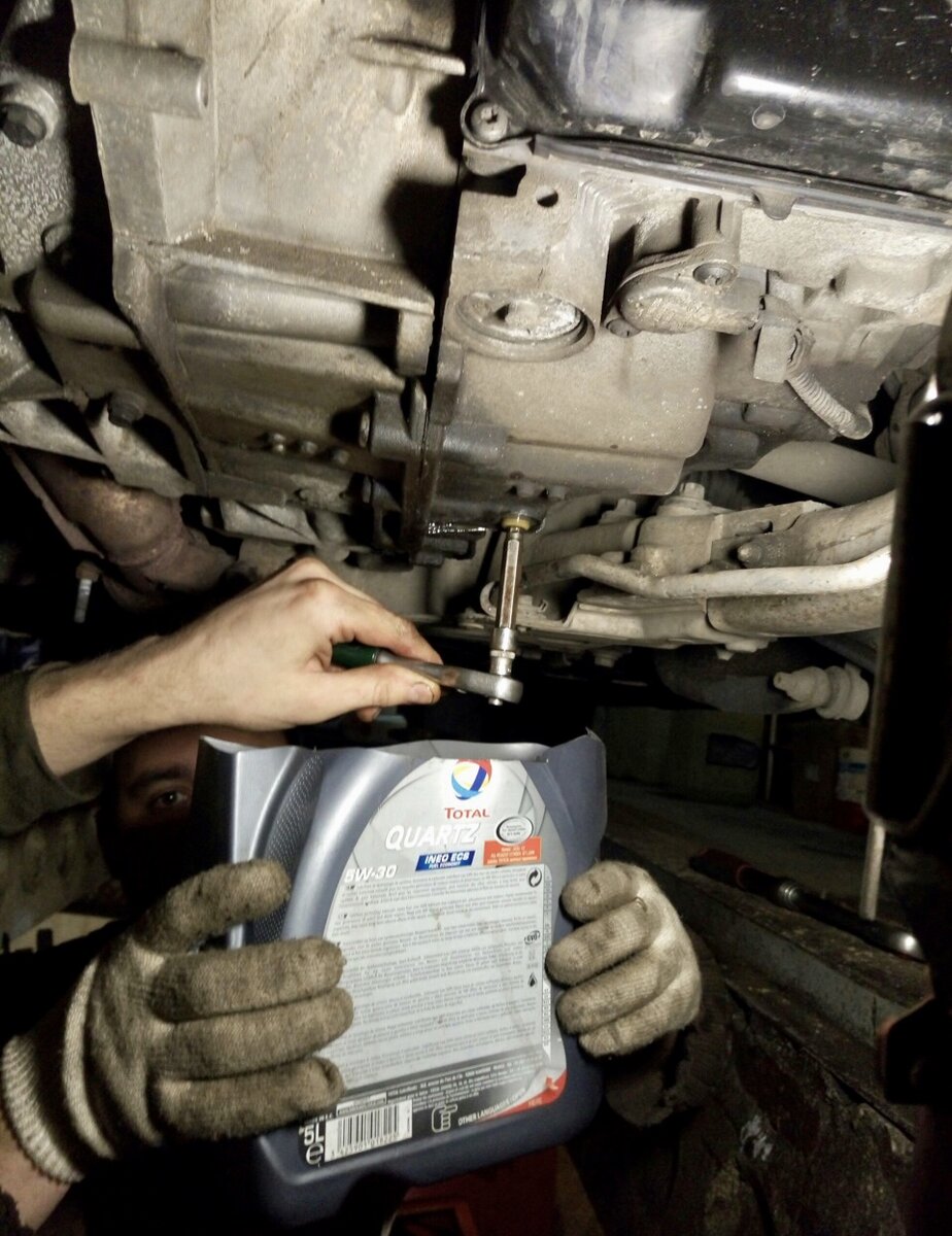 Слив масла перед процедурой ее замены.