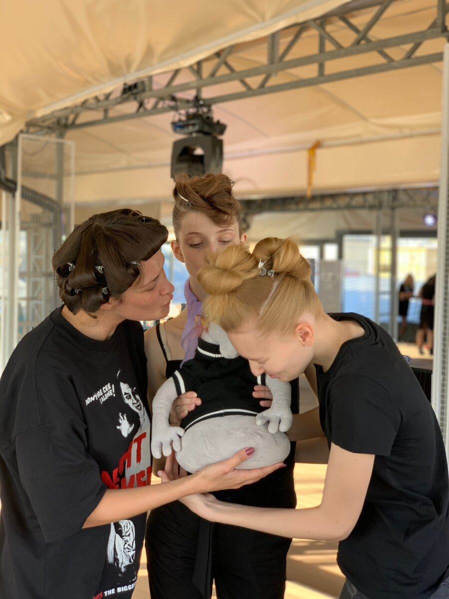 Перед показом с новым другом