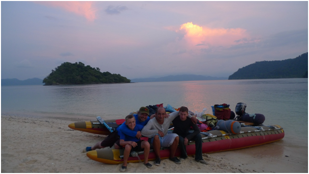 Наша команда из 5- ти человек.5 снимает.